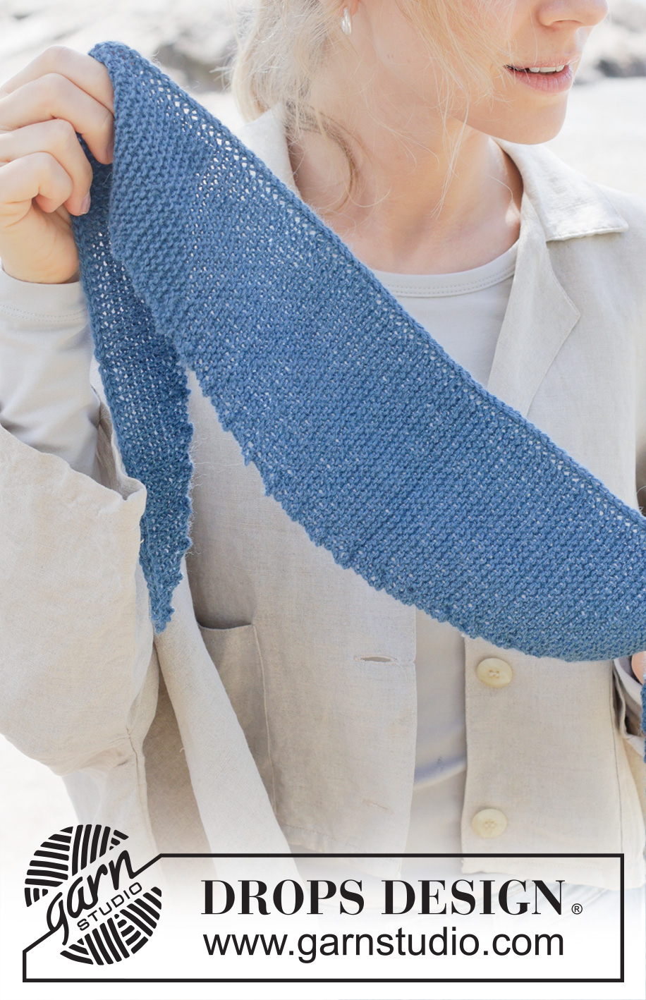 Blueberry Hill Scarf / DROPS 253-34 - Strikket sjal i DROPS Alpaca. Arbejdet strikkes sidelæns i retstrik og i-cord.