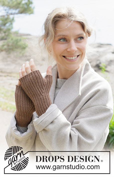 Tree Hugger Wrist Warmers / DROPS 253-40 - Strikkede pulsvanter i DROPS Lima.