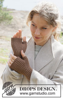 Tree Hugger Wrist Warmers / DROPS 253-40 - Strikkede pulsvanter i DROPS Lima.
