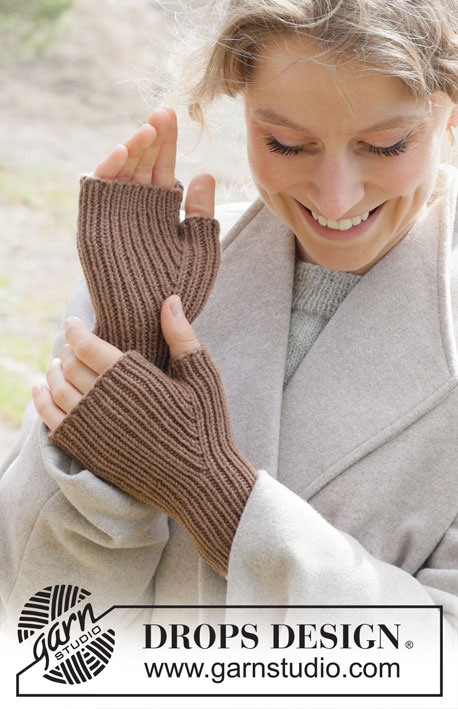 Tree Hugger Wrist Warmers / DROPS 253-40 - Strikkede pulsvanter i DROPS Lima.