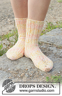 Spring Sole Socks / DROPS 253-42 - Knitted half long socks with rib in DROPS Fiesta. Size 35 - 43