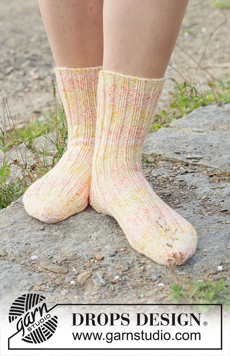 Spring Sole Socks / DROPS 253-42 - Knitted half long socks with rib in DROPS Fiesta. Size 35 - 43
