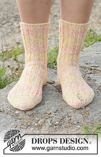 Spring Sole Socks / DROPS 253-42 - Knitted half long socks with rib in DROPS Fiesta. Size 35 - 43