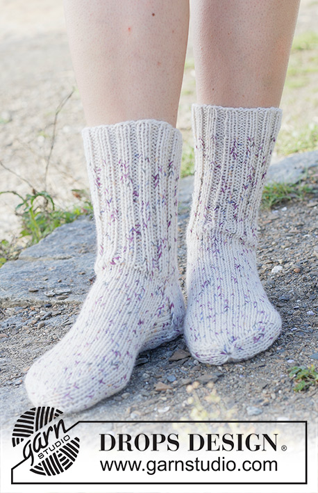 Pastel Party Socks / DROPS 253-43 - Strikkede halvlange sokker med glattstrikk og vrangbord i 2 tråder DROPS Fabel. Størrelse 35 – 43.