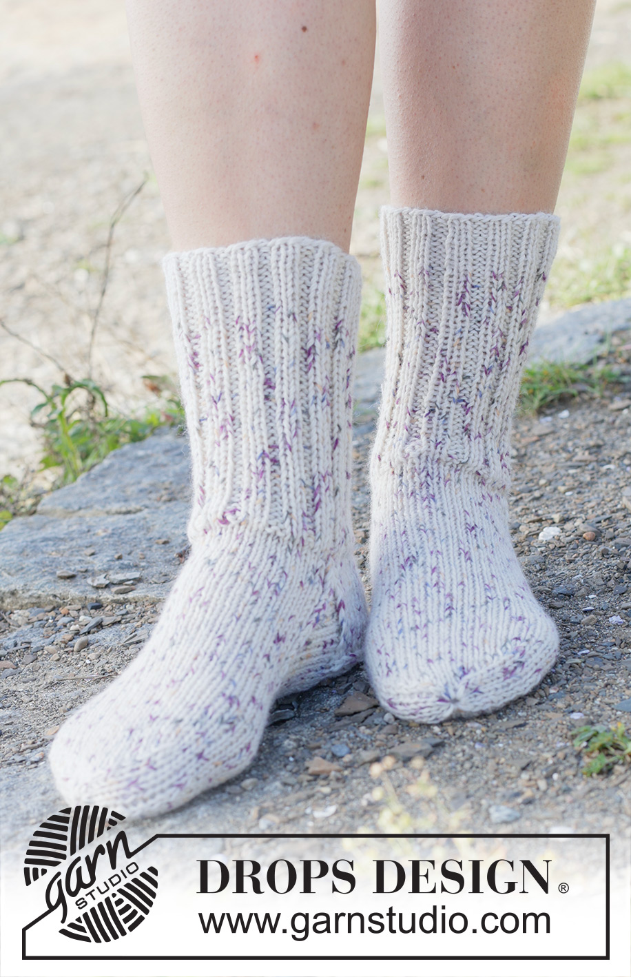Pastel Party Socks / DROPS 253-43 - Strikkede halvlange sokker med glattstrikk og vrangbord i 2 tråder DROPS Fabel. Størrelse 35 – 43.