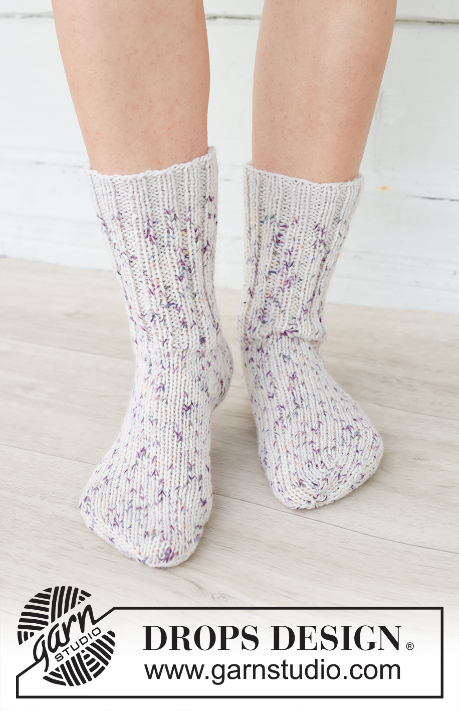 Pastel Party Socks / DROPS 253-43 - Strikkede halvlange sokker med glattstrikk og vrangbord i 2 tråder DROPS Fabel. Størrelse 35 – 43.