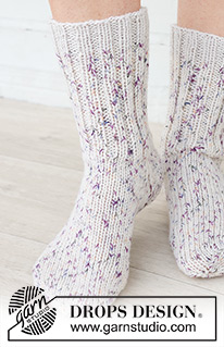 Pastel Party Socks / DROPS 253-43 - Strikkede halvlange sokker med glattstrikk og vrangbord i 2 tråder DROPS Fabel. Størrelse 35 – 43.