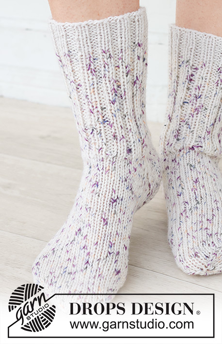 Pastel Party Socks / DROPS 253-43 - Strikkede halvlange sokker med glattstrikk og vrangbord i 2 tråder DROPS Fabel. Størrelse 35 – 43.