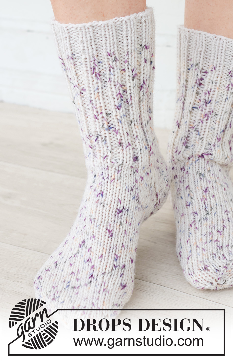 Pastel Party Socks / DROPS 253-43 - Strikkede halvlange sokker med glattstrikk og vrangbord i 2 tråder DROPS Fabel. Størrelse 35 – 43.