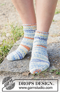 Meteor Marchers / DROPS 253-44 - Chaussettes courtes tricotées en jersey en DROPS Fiesta. Du 35 au 43