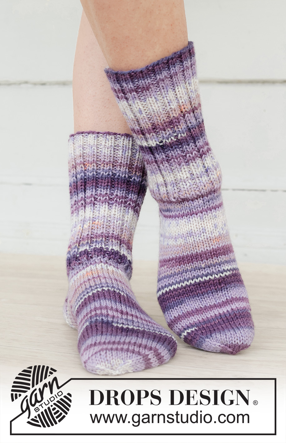 Planet Prowler Socks / DROPS 253-45 - Chaussettes mi-longues tricotées en jersey et côtes en DROPS Fiesta. Du 35 au 43