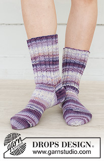 Planet Prowler Socks / DROPS 253-45 - Chaussettes mi-longues tricotées en jersey et côtes en DROPS Fiesta. Du 35 au 43
