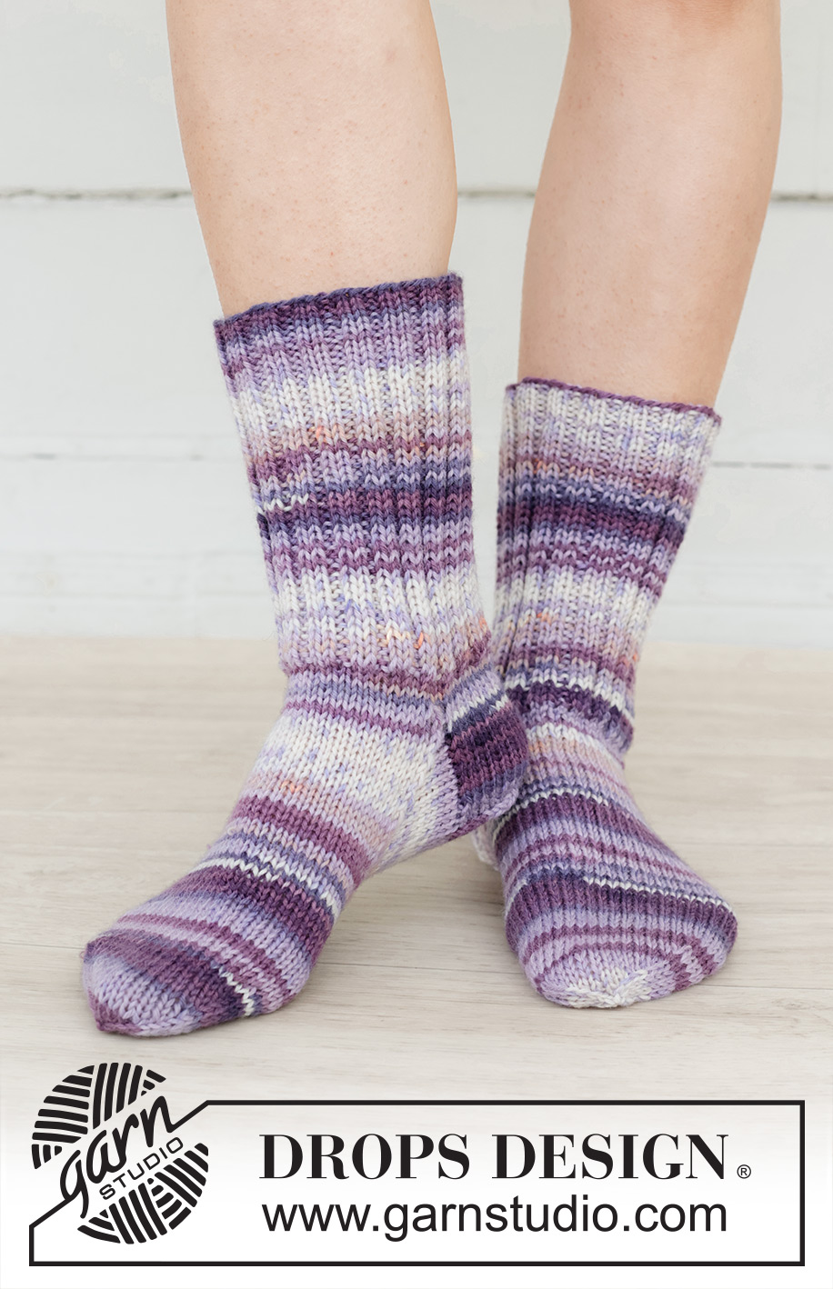 Planet Prowler Socks / DROPS 253-45 - Chaussettes mi-longues tricotées en jersey et côtes en DROPS Fiesta. Du 35 au 43