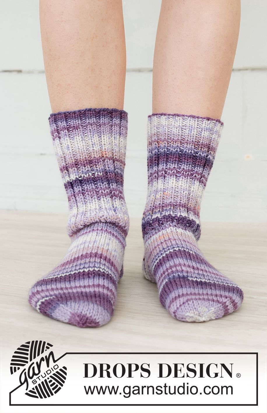 Planet Prowler Socks / DROPS 253-45 - Chaussettes mi-longues tricotées en jersey et côtes en DROPS Fiesta. Du 35 au 43
