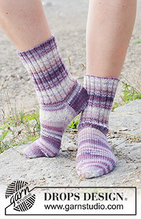 Planet Prowler Socks / DROPS 253-45 - Chaussettes mi-longues tricotées en jersey et côtes en DROPS Fiesta. Du 35 au 43