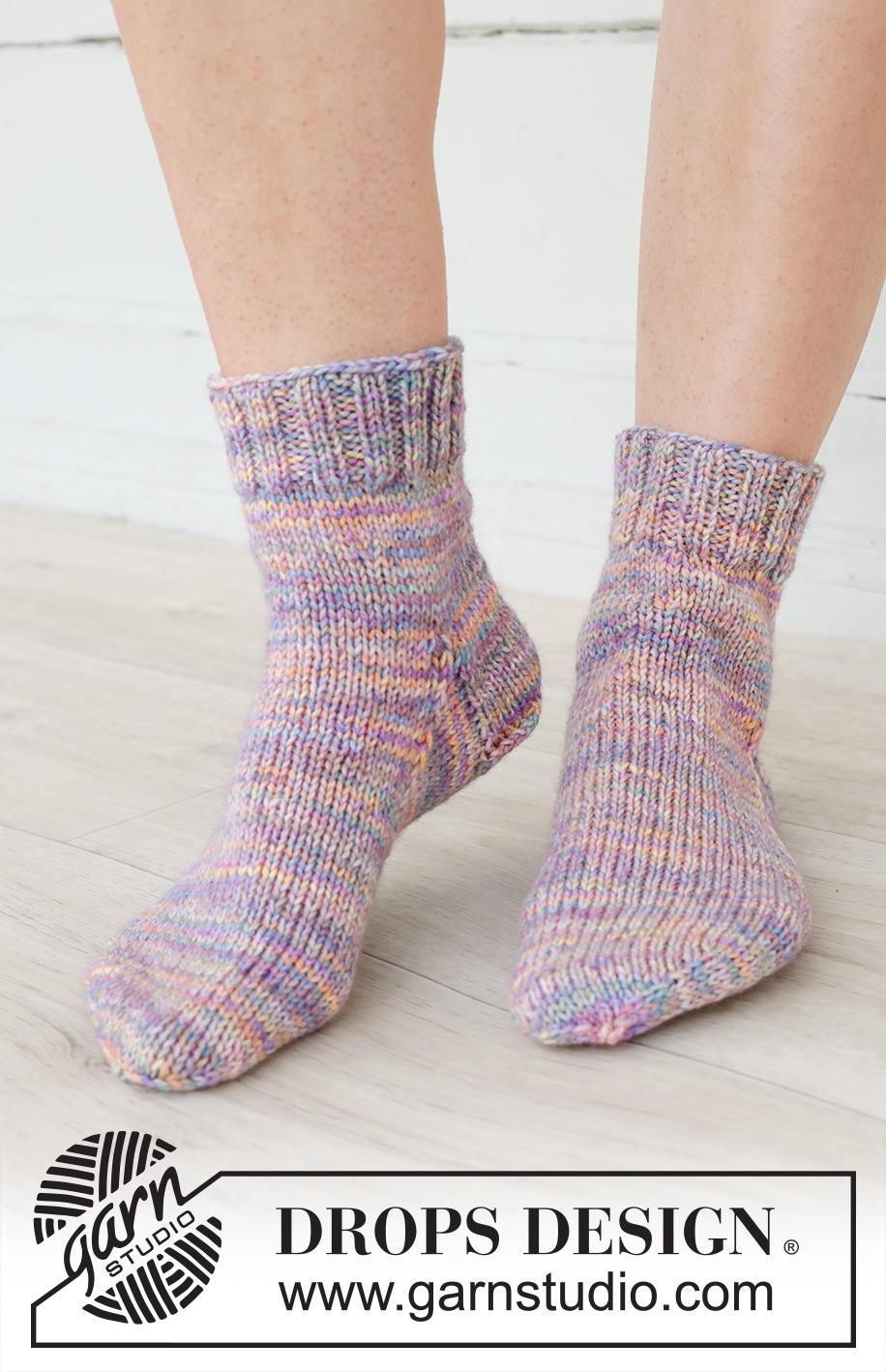 Starlight Stepper Socks / DROPS 253-46 - Stickade korta sockor med slätstickning i DROPS Fiesta. Storlek 35 – 43.