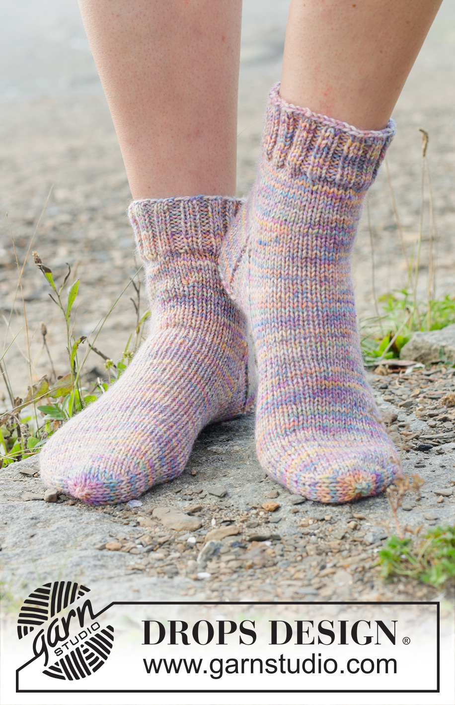 Starlight Stepper Socks / DROPS 253-46 - Stickade korta sockor med slätstickning i DROPS Fiesta. Storlek 35 – 43.