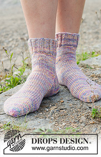 Starlight Stepper Socks / DROPS 253-46 - Stickade korta sockor med slätstickning i DROPS Fiesta. Storlek 35 – 43.