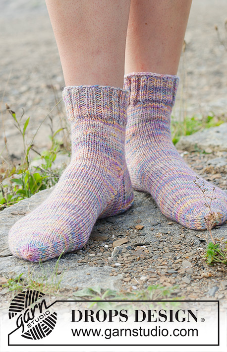 Starlight Stepper Socks / DROPS 253-46 - Stickade korta sockor med slätstickning i DROPS Fiesta. Storlek 35 – 43.