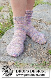 Starlight Stepper Socks / DROPS 253-46 - Stickade korta sockor med slätstickning i DROPS Fiesta. Storlek 35 – 43.