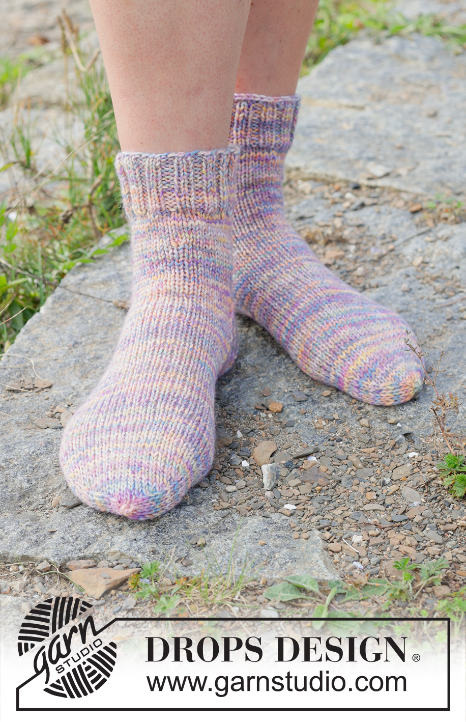 Starlight Stepper Socks / DROPS 253-46 - Stickade korta sockor med slätstickning i DROPS Fiesta. Storlek 35 – 43.