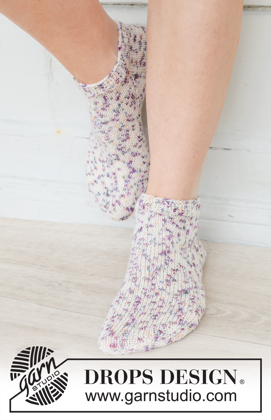 Sprinkle Splash Socks / DROPS 253-47 - Stickade sockor / ankelsockor med slätstickning i DROPS Fabel. Storlek 35 - 43.