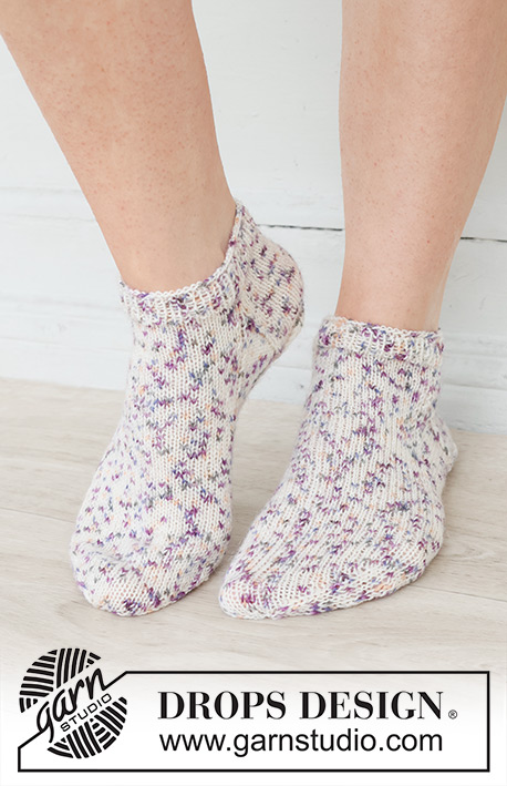 Sprinkle Splash Socks / DROPS 253-47 - Stickade sockor / ankelsockor med slätstickning i DROPS Fabel. Storlek 35 - 43.