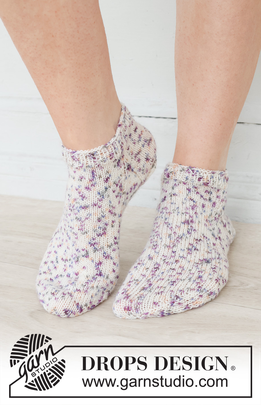 Sprinkle Splash Socks / DROPS 253-47 - Stickade sockor / ankelsockor med slätstickning i DROPS Fabel. Storlek 35 - 43.