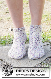 Sprinkle Splash Socks / DROPS 253-47 - Stickade sockor / ankelsockor med slätstickning i DROPS Fabel. Storlek 35 - 43.