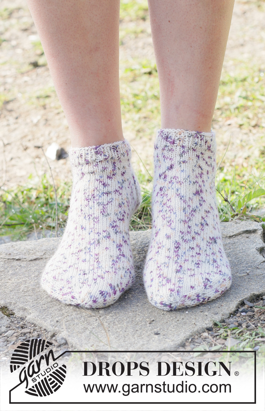 Sprinkle Splash Socks / DROPS 253-47 - Stickade sockor / ankelsockor med slätstickning i DROPS Fabel. Storlek 35 - 43.