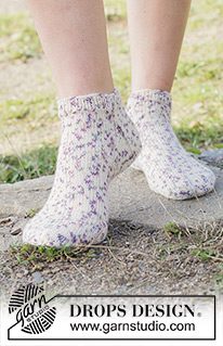 Sprinkle Splash Socks / DROPS 253-47 - Stickade sockor / ankelsockor med slätstickning i DROPS Fabel. Storlek 35 - 43.