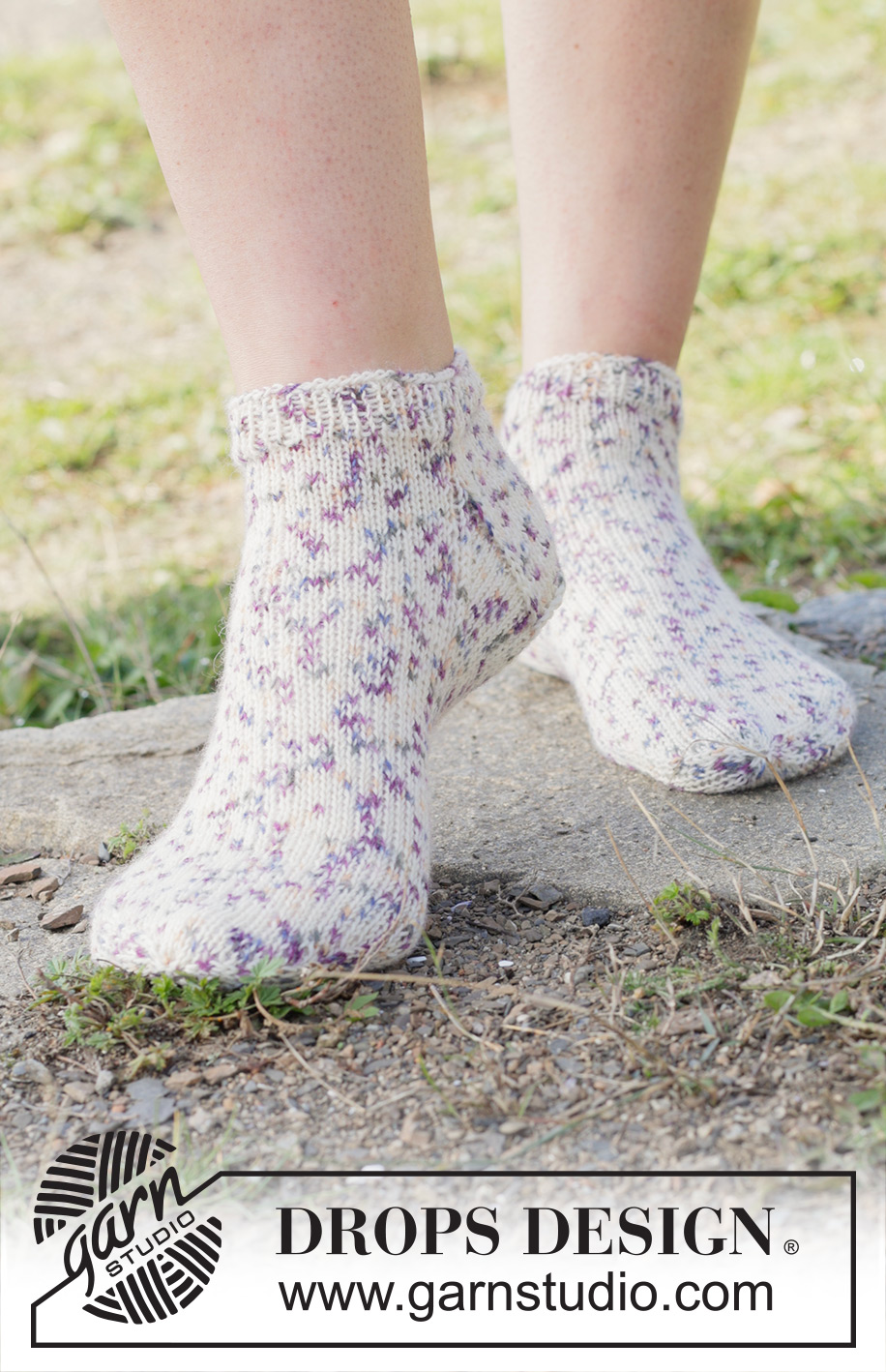 Sprinkle Splash Socks / DROPS 253-47 - Stickade sockor / ankelsockor med slätstickning i DROPS Fabel. Storlek 35 - 43.