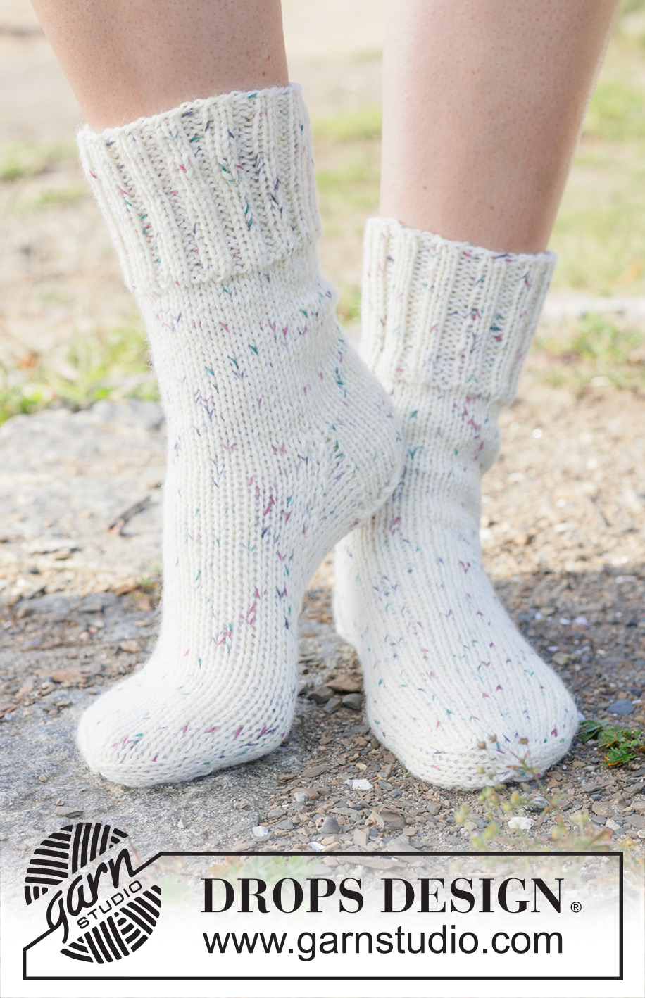 Frosted Fun Socks / DROPS 253-48 - Stickade sockor med slätstickning och resår i 2 trådar DROPS Fabel. Storlek 35 – 43.