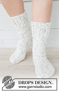 Frosted Fun Socks / DROPS 253-48 - Stickade sockor med slätstickning och resår i 2 trådar DROPS Fabel. Storlek 35 – 43.