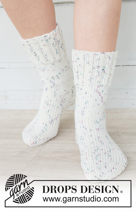 Frosted Fun Socks / DROPS 253-48 - Stickade sockor med slätstickning och resår i 2 trådar DROPS Fabel. Storlek 35 – 43.