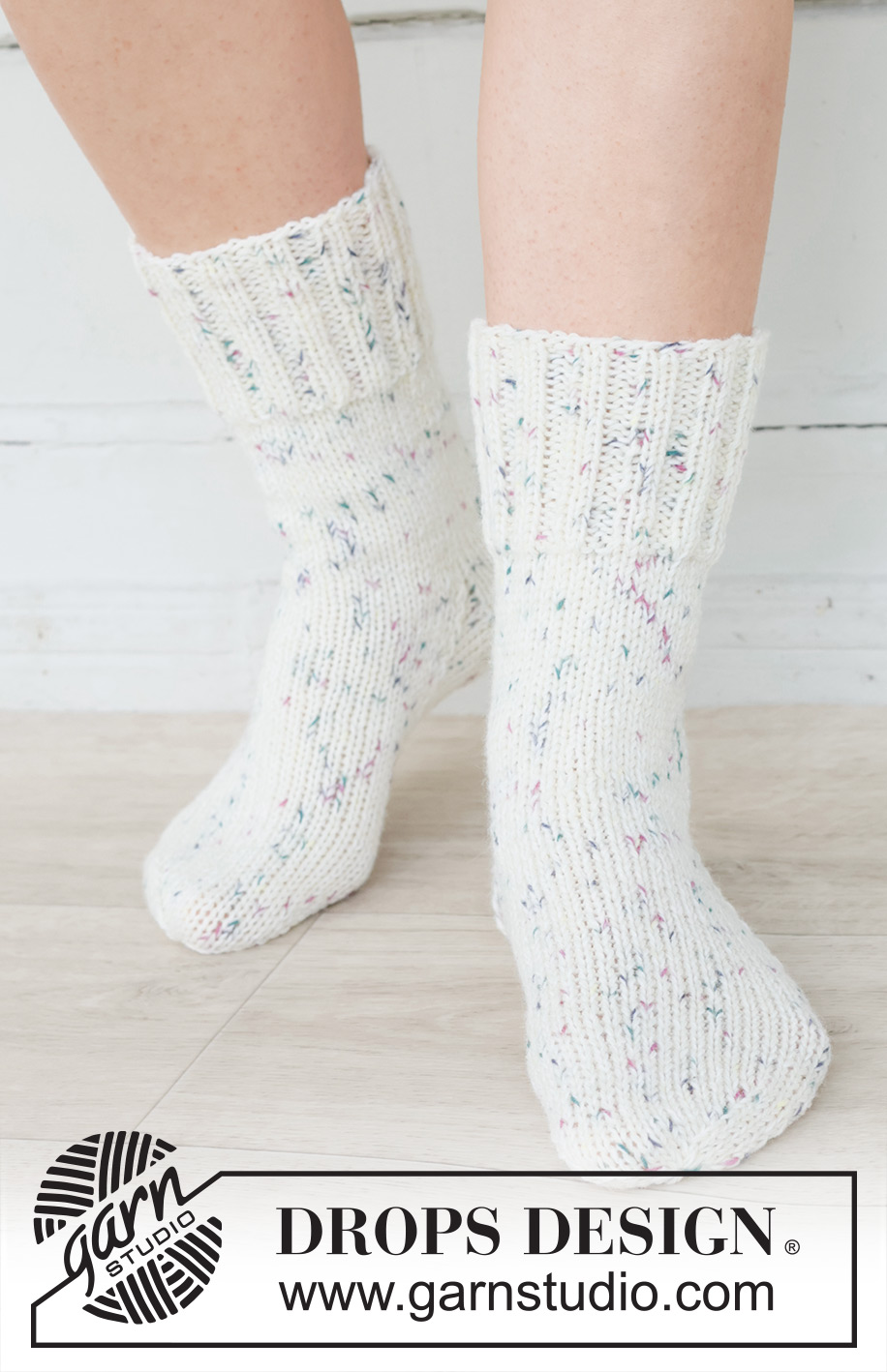 Frosted Fun Socks / DROPS 253-48 - Stickade sockor med slätstickning och resår i 2 trådar DROPS Fabel. Storlek 35 – 43.