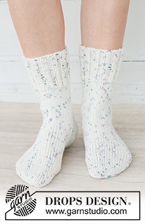 Frosted Fun Socks / DROPS 253-48 - Stickade sockor med slätstickning och resår i 2 trådar DROPS Fabel. Storlek 35 – 43.