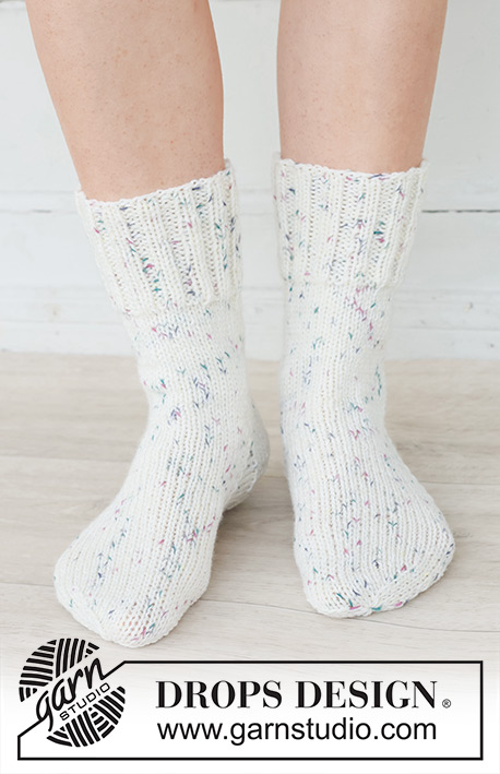 Frosted Fun Socks / DROPS 253-48 - Stickade sockor med slätstickning och resår i 2 trådar DROPS Fabel. Storlek 35 – 43.