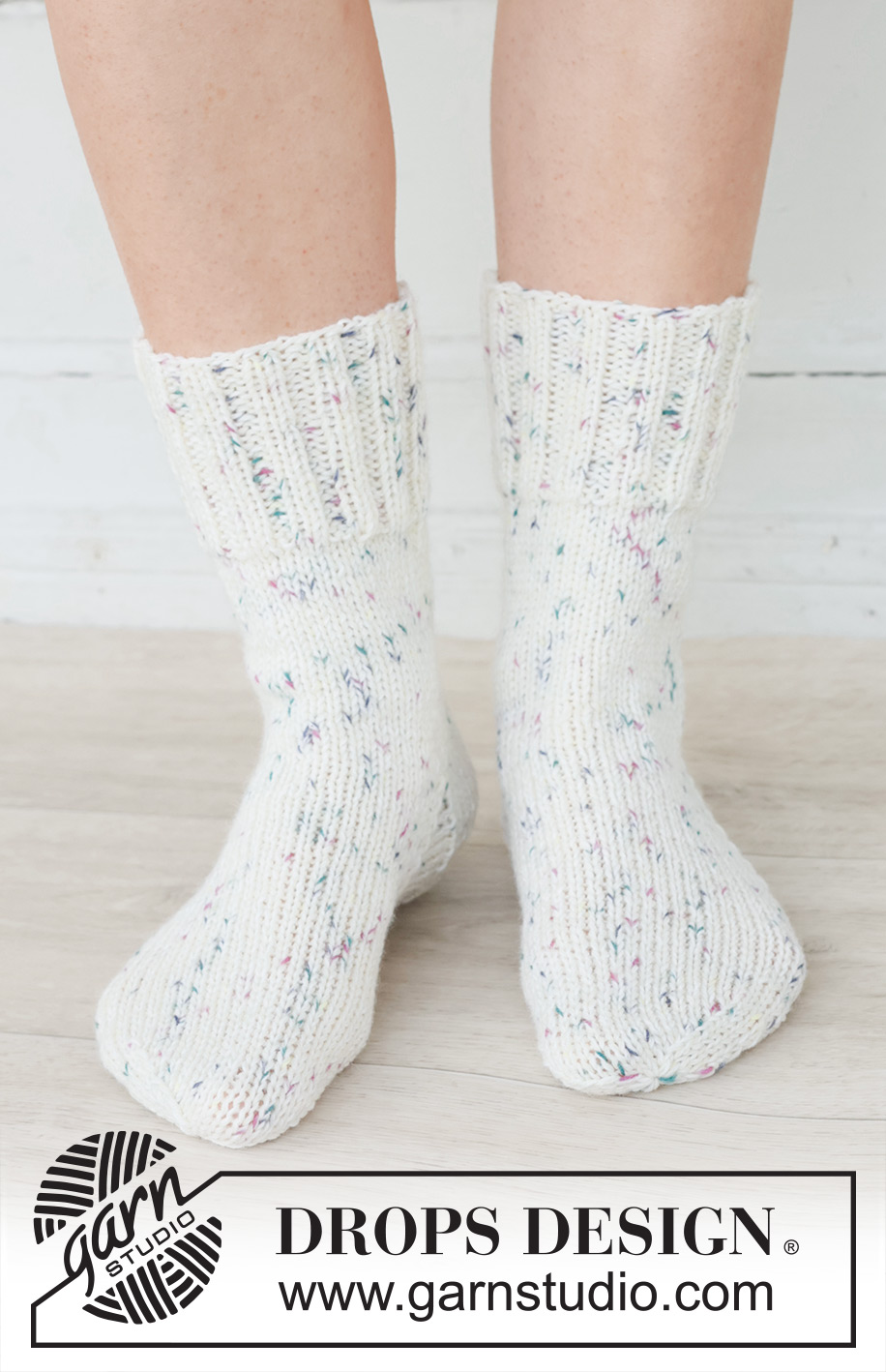 Frosted Fun Socks / DROPS 253-48 - Stickade sockor med slätstickning och resår i 2 trådar DROPS Fabel. Storlek 35 – 43.