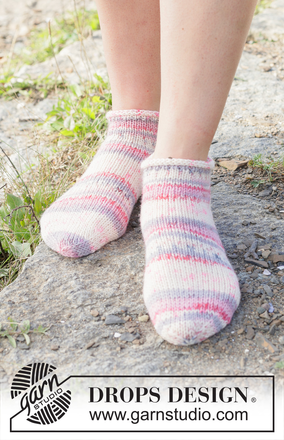 Nebula Nomads / DROPS 253-49 - Stickade korta sockor / ankelsockor med slätstickning och rullkant i DROPS Fiesta. Storlek 35 – 43.