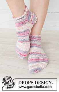 Nebula Nomads / DROPS 253-49 - Stickade korta sockor / ankelsockor med slätstickning och rullkant i DROPS Fiesta. Storlek 35 – 43.