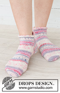 Nebula Nomads / DROPS 253-49 - Stickade korta sockor / ankelsockor med slätstickning och rullkant i DROPS Fiesta. Storlek 35 – 43.