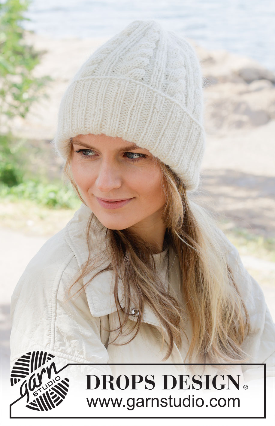 Cabled Calm Hat / DROPS 253-5 - Strikket hue i DROPS Lima og DROPS Kid-Silk eller DROPS Puna og DROPS Kid-Silk. Arbejdet strikkes nedenfra og op med bukkekant og snoninger.