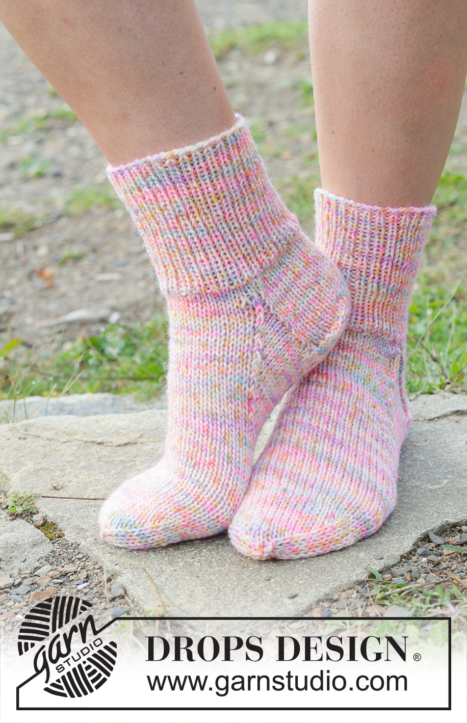 Rainbow Runner Socks / DROPS 253-50 - Krátké ponožky pletené pružným vzorem a lícovým žerzejem z příze DROPS Fiesta. Velikost 35 - 43.