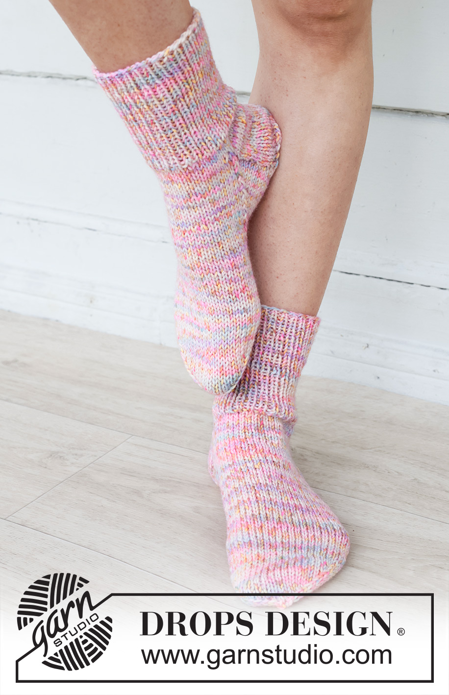 Rainbow Runner Socks / DROPS 253-50 - Krátké ponožky pletené pružným vzorem a lícovým žerzejem z příze DROPS Fiesta. Velikost 35 - 43.