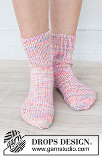 Rainbow Runner Socks / DROPS 253-50 - Krátké ponožky pletené pružným vzorem a lícovým žerzejem z příze DROPS Fiesta. Velikost 35 - 43.