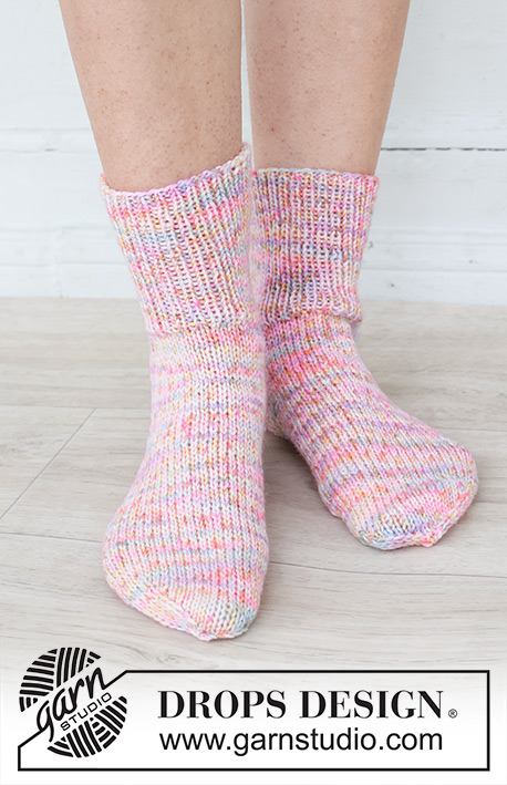 Rainbow Runner Socks / DROPS 253-50 - Krátké ponožky pletené pružným vzorem a lícovým žerzejem z příze DROPS Fiesta. Velikost 35 - 43.
