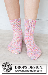 Rainbow Runner Socks / DROPS 253-50 - Krátké ponožky pletené pružným vzorem a lícovým žerzejem z příze DROPS Fiesta. Velikost 35 - 43.