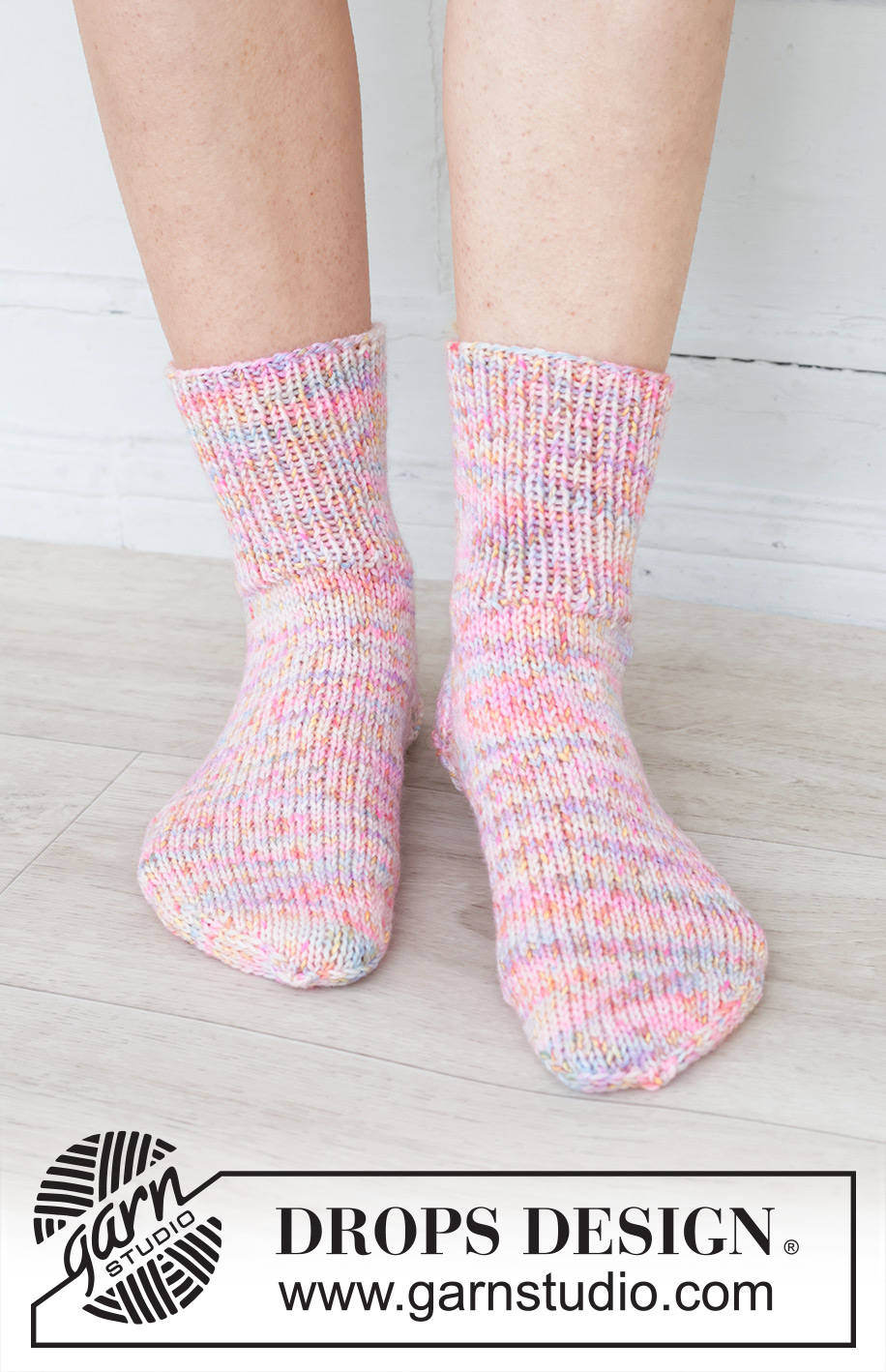 Rainbow Runner Socks / DROPS 253-50 - Krátké ponožky pletené pružným vzorem a lícovým žerzejem z příze DROPS Fiesta. Velikost 35 - 43.