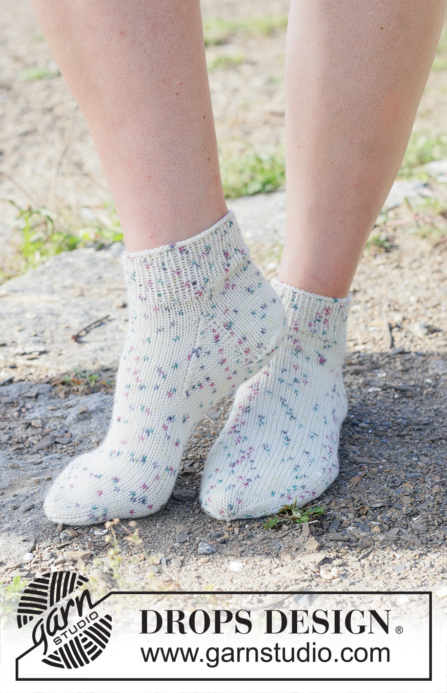 Sprinkle Twist Socks / DROPS 253-52 - Stickade sockor / ankelsockor med slätstickning i DROPS Fabel. Storlek 35 - 43.